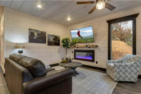 Blue Moon Ridge: Brand NEW Cabin! 5 bedrooms, pool/hot tub, theatre